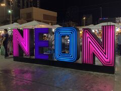 ナイトマーケットTalad Neon。
3年前にオープンしたのでまだあまり日本人に知られていないようで、
もっぱら地元民やヨーロッパ系観光客が多いところです。
定宿から歩いて近いのでいつも贔屓にしています。