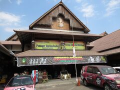 続いてトリウィンドゥ市場へ。