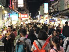 士林夜市に到着。にぎわっています！