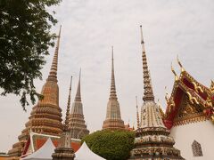 タイ最終日の3日目、最初に向かったのは、ワットポー。
バンコクの有名なお寺の1つで、巨大な黄金の寝仏像を見ることが出来る。

入場料は、100バーツ。
(100バーツには、ペットボトルの水の引換券を含む)

黄金の混ざるきらびやかな建造物に、異国情緒を感じる。
