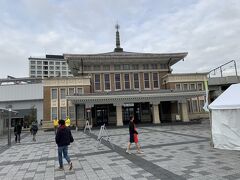 時間が余ったので、JR奈良駅方面へ歩いてみました。こちらは旧奈良駅。昭和9年に竣工し、平成15年までは利用されていました。今では観光案内所として利用されています。趣のある外観です。