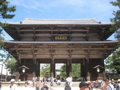 続いて東大寺。
南大門から入ります。
修学旅行生が沢山です。
数十年前の懐かしい思い出が蘇ります。