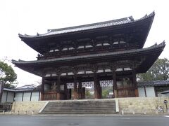 仁和寺に来ました。二王門、大きいです。