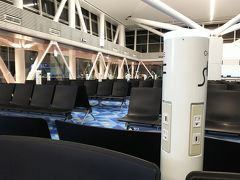 3時間ほど、空港ロビーで仮眠してチェックイン。
ピーチのカウンターは混んでなく
４時過ぎには中に入ることができました。
早朝の空港職員さん、ご苦労様です(^^)

待合室にはたくさんの充電スペース。LCCの時は助かりますね。