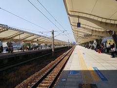 35分ほどで高鐵台中駅に到着。
広いですが、表示に従って新鳥日駅に移動。

こちらは地元の列車って感じ。
めちゃくちゃ混んでました。