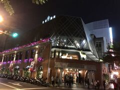 ＜宮原眼科＞
イマイチな夜市のため、最後の晩餐をどこにするか？？？と考えながらクサポンまたしても別行動のお土産調達に繰り出します。