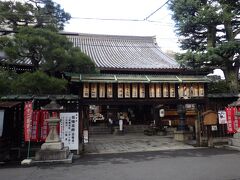 八坂神社前の西行きの祇園バス停で、どれでも四条河原町に行ければと、最初に来た80番のバスに乗りました。このバスで五条烏丸に行けました。そこから10分程歩いて因幡堂に行きました。癌封じで有名な薬師如来さまだそうです。