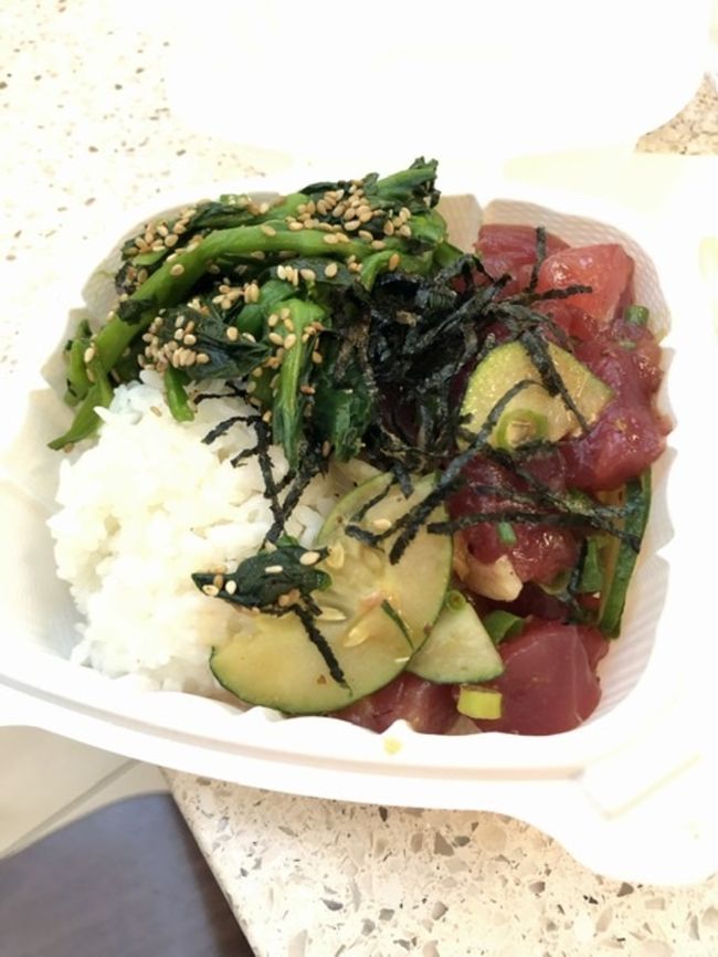 到着してまずはアラモアナショッピングセンターのポキ店へ。