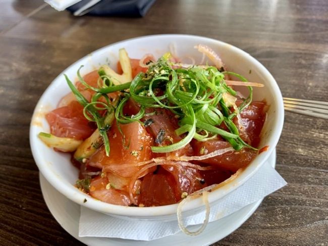 スパイシーポキはとても美味しい。新鮮な魚介類が人気。