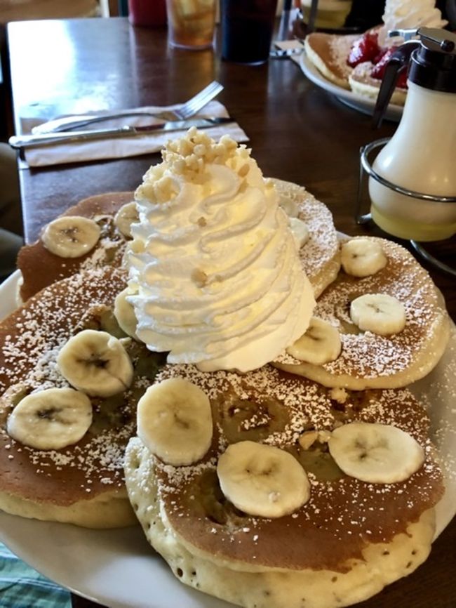 朝食はエッグスンシングス へ。友人のパンケーキ。