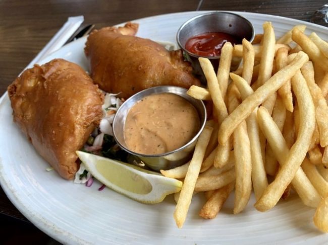 フィッシュ&amp;チップスはさっくりして美味しい。モルトビネガーがあればなお良かった。