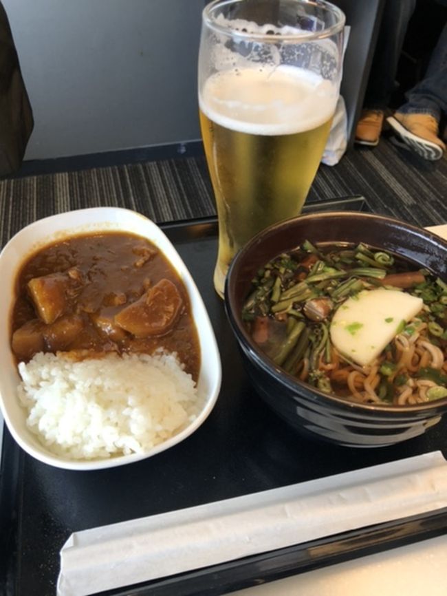ラウンジでいつものビールと山菜そばとカレー。