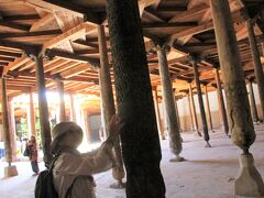 ジュマ・モスクの1本1本の柱はクルミ材。

その表面には時代ごとに異なる模様が彫り込まれている。

日本だったら、古い柱に手を触れるなんてできないだろうが、ウズベキスタンはおおらかな国。
触れることから、その歴史とぬくもりを感じとれる。
