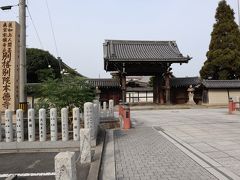入口に到着です。
亀山本徳寺は、浄土真宗本願寺派（西本願寺系）の別格寺院で、かつては播磨国における本願寺派の根本道場として発展したそうです。