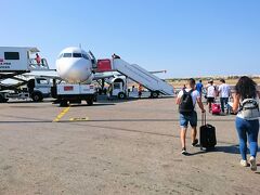 マルタ国際空港からターキッシュで一路イスタンブールへ。空港ターミナルから飛行機までは歩いて向かう。。