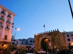 旧市街を離れ、娘たちもホッとした様子だ。

写真は勝利広場にあるフランス門Bab el Bhar。旧市街の入口に位置するため、さすがにこの周辺は観光客も見かける。レストランも多く、ここに来てようやくおしゃれな雰囲気をかんじることができた。旧市街のメディナは堅固に守備するために城壁に囲まれていたため、メディナに入るためにはこうしていくつか作られた城門を潜って内部に進むことになる。こうした城門の一つがフランス門である。フランス門付近のメディナの建物はアラブヨーロッパ建築もあり、アラブ建築との融合が見れて面白い。