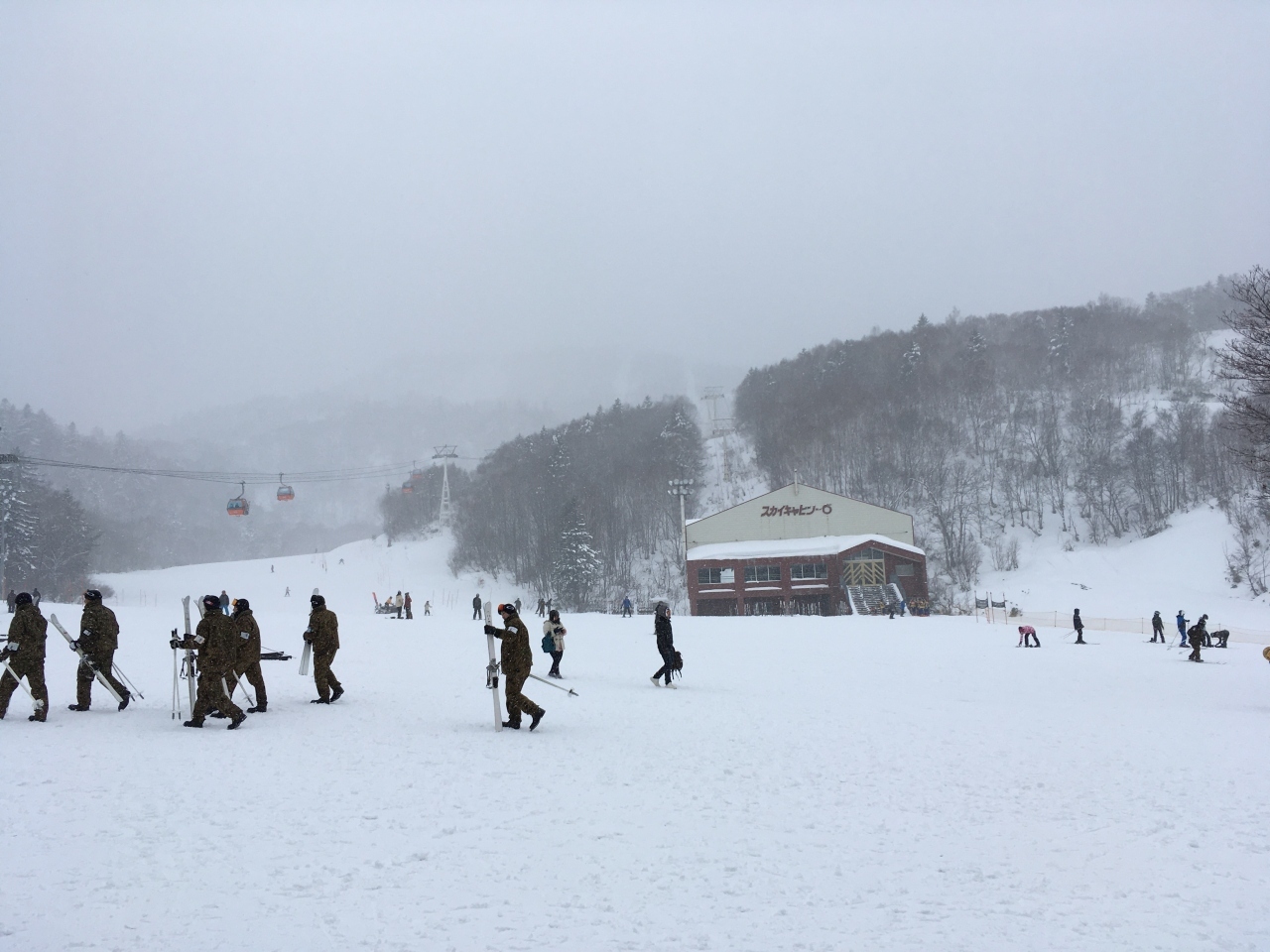 さて2日目は札幌国際スキー場へ。朝ゆっくり、9時半のバスで行けばいいやと思っていたら、これは土日と年末だけの便だった。ということで10時5分発の最終便に乗ることに。往復バス＆リフト券のバスパックは１人5500円也。で、月曜日だからか、スキー場には迷彩色のウエアをまとった自衛官がそこかしこ。冬季訓練ですかね(雪のプロ、ハイテクの滑りを見せてくれるかと思いきや、新人なのか悪戦苦闘してました)