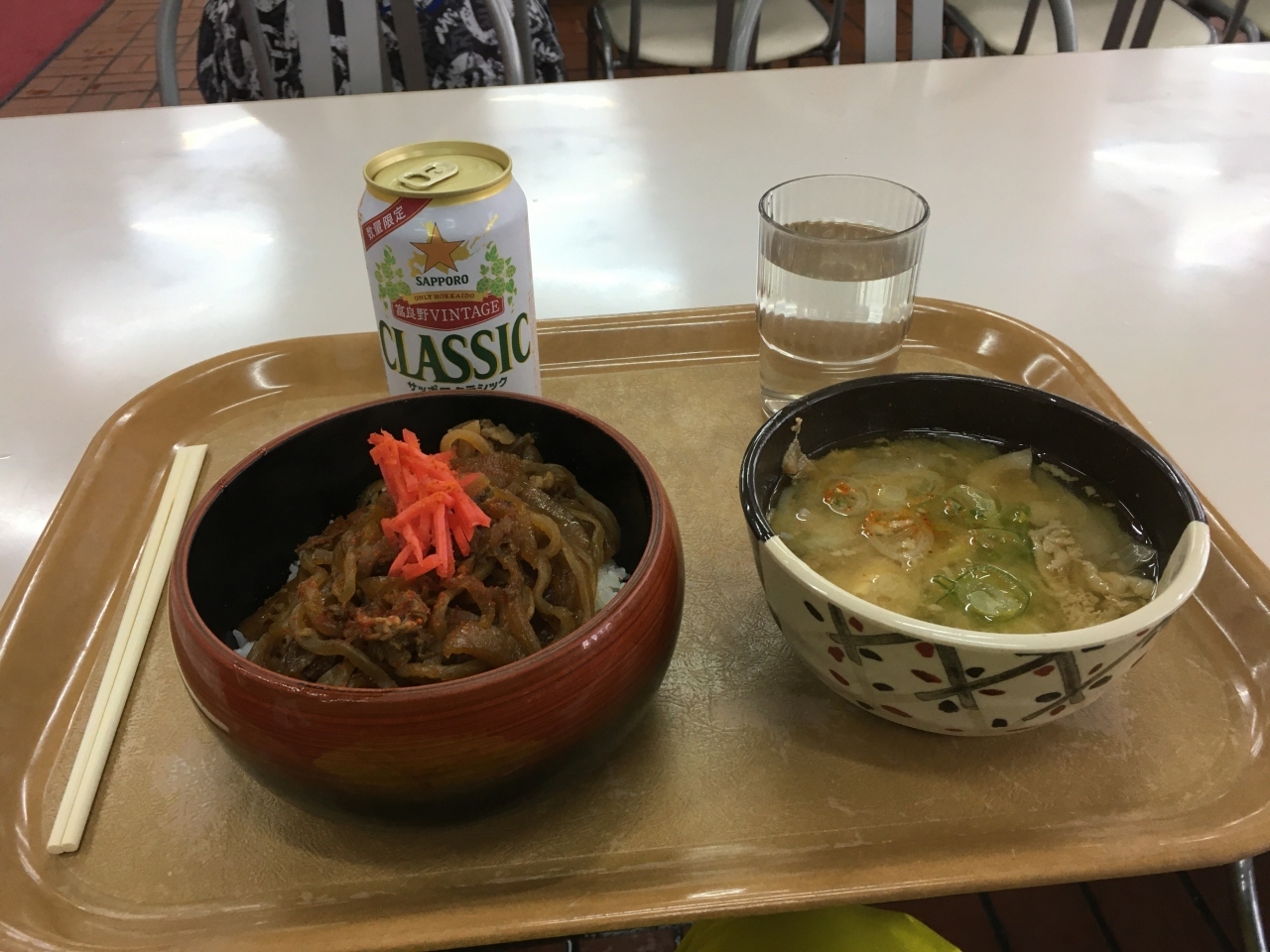 で、相変わらずお昼には高カロリーのものを選んでしまう。牛丼に豚汁は1000円、これに缶ビール350円。結局、運動量より摂取カロリーの方が多くなってしまうかな