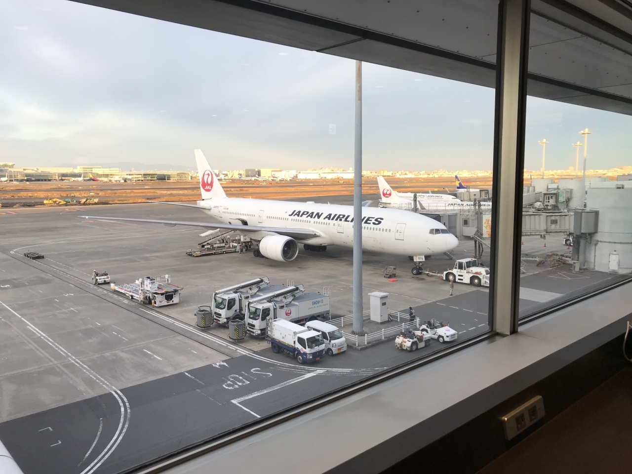 7時30分発のJL503便で札幌へ。少しだけ早めに空港に着いたのでラウンジで飲み物いただいてからの搭乗。今回の札幌便は初のＡ350でクラスＪ。機内のエンターテイメントが国内線なのにオンデマンド、座席も含めてかなり快適です