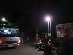 シャトルバスであっという間に、稲佐山公園へ戻ってきました。これから展望台へ行く人が折返しのバスを待っています。