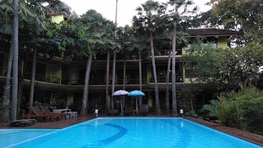 私たちの部屋は、3階建ての３階です。上記写真のパラソルの左斜め上です。<br /><br />ここのホテルは、フロント、レストラン（３か所？）、宿泊施設等は、別棟になっています。私たちは、フロントの受付が終わった後は、車なので、カートに付いていきましたが、車で無い場合は、カートでの移動となると思います。<br /><br />部屋は、ベランダ付きでベットルームと居間は別々で、キッチン、洗濯機、電子レンジ、冷蔵庫、各調理器具及び食器が付いています。「アパートメントホテル」となっている意味がよくわかります。ちなみに、ベランダでのたばこは、OKでした。時代の流れとは言え、禁煙が増えている中で、私には嬉しいです。