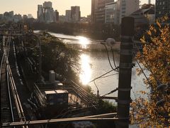 橋からは江戸城外堀跡が。普段中央線から何気なく見ていますが、改めて見ると幅がありますね。