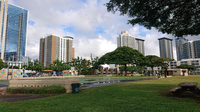 Mother  Waldon  Playgrund のまわりに多くのアートがみられるので、この緑の広場は目印になります。