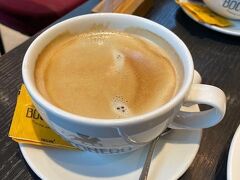 ミュンヘン空港のコーヒー

出発までの1時間、小腹がすいたので、ケーキとコーヒーを求めて、カフェテリアへ。

大きさが半端ではない。
これはコーヒーボウルです。