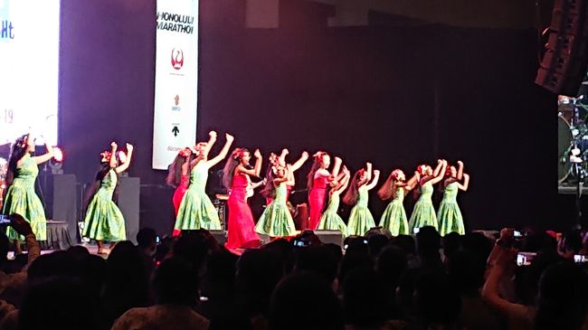 フラダンスのショーもあります。子供たちは可愛いだけでなくとてもじょうずでした。大人のフラはとても魅力的で感動しました。会場のみんなで簡単なステップで踊るのも楽しかった。