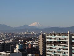 翌朝、8時起床。
1103号室からの眺望。富士山は直線距離で約72km。