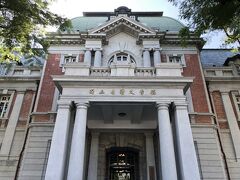 ぶらぶら歩いて、気がついたら
またロータリーに来ていました。

国立台湾文学館（旧台南州庁）です。
