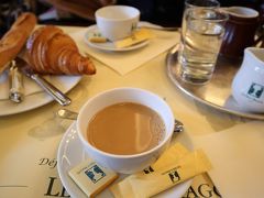 実は、おいしそうなケーキが置いてあってそれも気になっていたんだけれど、メニューにはなくて頼み方わからず。指差しで注文できたのかな？

クロワッサンもパリパリふんわりで凄く美味しかったので良いのですが。
アテンドしてくれた店員さんもすごくおもてなししてくれてよかったので、おつりはチップとしてお渡ししました。