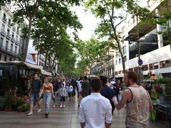 ランブラス通りは、全長1.2kmほどの通りで、カタルーニャ広場から港までまっすぐに続くメインストリート

残念ながら、この約2か月後に車による無差別テロがあった

テロというニュースの聞かない日が来るのを待ちわびる　合掌