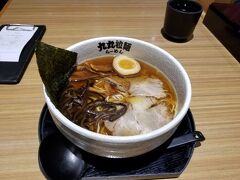 夜景観賞の後は南京東路の新世界大丸で買物。
地下食料品売場にラーメン屋がありましたが、味は……
スープは市販の鍋つゆっぽい味。麺は博多ラーメンの茹で過ぎたような食感。