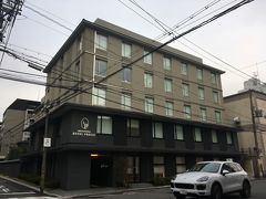 1<静鉄ホテルプレジオ京都四条＞
宿泊したのは、静鉄ホテルプレジオ京都四条。
今年の８月にオープンしたばかりのホテルで、四条西洞院の交差点を上った（北上）ところにあります。
場所、設備、朝食、スタッフ、料金のどれも合格点でした。
