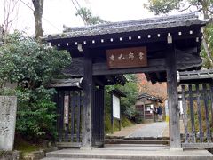１０＜常寂光寺＞
常寂光寺を訪れるのは、初めて。ここは日蓮宗の寺院です。
以前テレビで境内のすばらしい紅葉が紹介されていたので、期待が膨らみます。