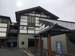３９＜ＪＲ 嵯峨嵐山駅＞
祇王寺からてくてく歩いて約２０分、ＪＲ嵯峨嵐山駅に着きました。
午後は東福寺付近をまわるため、ＪＲ京都駅で乗り継いで「ＪＲ東福寺駅」まで行きます。
