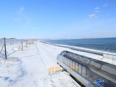 ★9：40
そして最初の停車駅・北浜駅に到着。
ここはオホーツク海のすぐ脇という、最高のロケーションにある小駅。停車時間を取ってくれるので、外に出て素晴らしい景色を楽しむことができます。