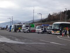 仙台から３時間あまり、道の駅遠野風の丘に到着。ここで小休止。
呑兵衛が多いのでトイレ休憩も１時間おきです。飲み鉄と違って、バス旅行での飲酒はトイレが心配なのであまり飲めませんね。