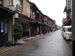 なんでも「かみひちけん」というそうで、う～～江戸っ子は言えないね。
いわゆる花街で、京都で一番古い花街なんだそうですよ。
