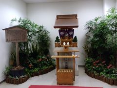 第一ターミナルに移動。　　｢羽田神社」　を見つけました。

　会議室のような部屋に社がありました。　せっかく神社があるのだから、もう少し
わかりやすい所にすれば良いのに。