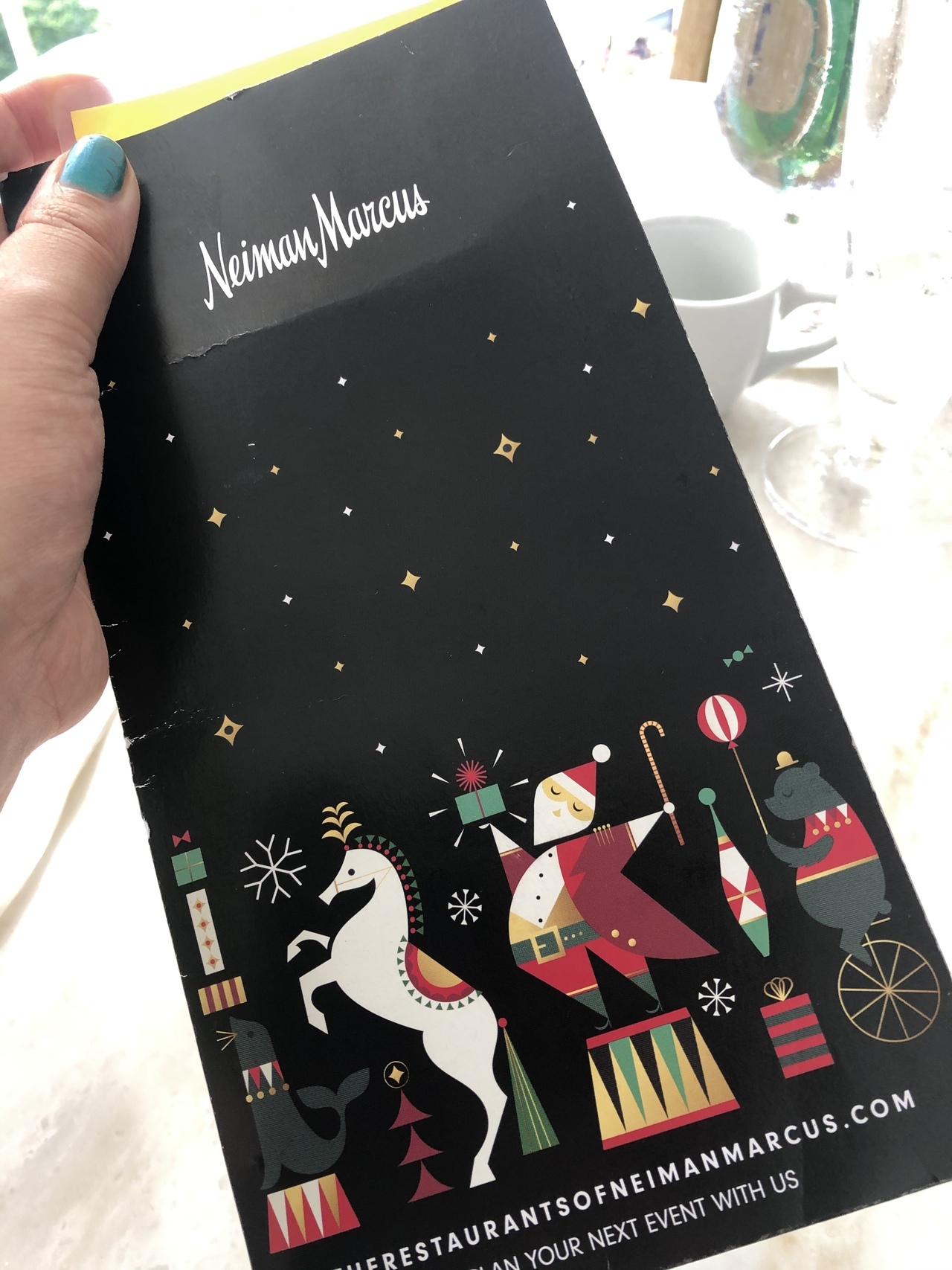 ランチは夏ハワイで行きそびれたNeiman Marcus内のレストラン、Mariposaへついに行きました。メニューもクリスマス仕様で素敵です。