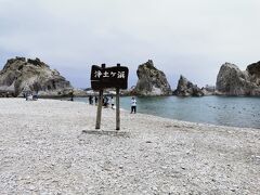 本日のメイン。浄土ヶ浜です。外国人観光客が多数です。