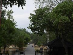 「ボロブドゥール遺跡　入口」

マノハラホテルのフロントから、ここまで徒歩5～6分。
正門はこことは違うところに位置していますが、
マノハラは遺跡敷地内にあるホテルのため、この入口から出入りした方が早かった。

この出入口で、警備員による簡単な荷物チェックもされますが、
チラッとしか見られませんでした。


