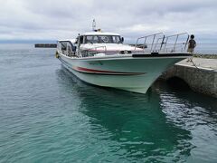 本日の最初の目玉。仏ヶ浦を目指します。観光連絡船は佐井町から出ます。こんな感じの船です。