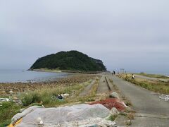 大島の駐車場に止めて、島までの道を歩きます。ちょっと寂れていて釣り客しかいません。