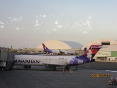 ３日目。
ハワイ島コナ空港まで、搭乗です。

航空券は、ハワイアン航空HPで、日本から予約しました。