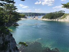 御台場展望台から見下ろす浄土ヶ浜、白い岩と碧い海、松の緑がうつくしい、まさに極楽浄土の風景です。