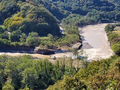 千曲川

　水の流れに　花びらを　そっと浮かべて　泣いた人
　忘れな草に　かえらぬ初恋を
　思い出させる　信濃の旅路よ