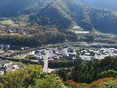 五大堂からJR山寺駅を見下ろす